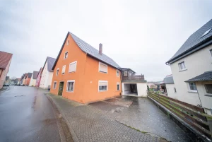 Weiltingen! Einfamilienhaus mit viel Platz, Scheune, Gartenhaus und großzügigen Nebengebäuden