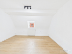 Helle Dachgeschosswohnung mit Möglichkeit zur Maisonette in bester Lage von Lauf an der Pegnitz - Wohnzimmer
