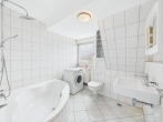 Helle Dachgeschosswohnung mit Möglichkeit zur Maisonette in bester Lage von Lauf an der Pegnitz - Bad