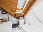 Großzügiges Mehrparteienhaus mit Haupthaus und 2 Einliegerwohnungen in idyllischer Lage von Pommelsbrunn-Hartmannshof - Badezimmer Einliegerwohnung Dachgeschoss