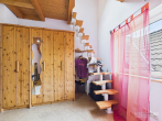 Großzügiges Mehrparteienhaus mit Haupthaus und 2 Einliegerwohnungen in idyllischer Lage von Pommelsbrunn-Hartmannshof - Aufgang Galerie Einliegerwohnung Dachgeschoss