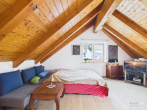Großzügiges Mehrparteienhaus mit Haupthaus und 2 Einliegerwohnungen in idyllischer Lage von Pommelsbrunn-Hartmannshof - Wohnzimmer Einliegerwohnung Dachgeschoss