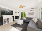 Neuwertiges Haus mit KfW-55-Gebäudehülle, 205 m² Wohn-/Nutzfläche & Traumgarten in Rückersdorf - Wohnzimmer