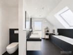 Neuwertiges Haus mit KfW-55-Gebäudehülle, 205 m² Wohn-/Nutzfläche & Traumgarten in Rückersdorf - Badezimmer