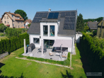 Neuwertiges Haus mit KfW-55-Gebäudehülle, 205 m² Wohn-/Nutzfläche & Traumgarten in Rückersdorf - Drohnenansicht