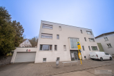 Traumhafte 3-Zimmer Maisonette-Wohnung am Sallerner Berg mit Dachterrasse und Panoramafenster - Wohnhaus Außen mit Garageneingangstor