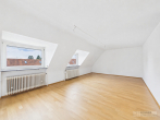 Charmante Dachgeschosswohnung mit 96m² Wohn-Nutzfläche! Möglichkeit zur Maisonette in Nürnberg Thon - Wohnzimmer