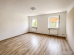 Investmentchance in Tirschenreuth: 18 Wohneinheiten mit Sanierungsbedarf und Entwicklungspotenzial - Wohnbereich Wohnung 1.1 OG