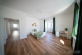 Renovierte 4-Zimmer Wohnung in Top-Lage im 1.OG! Perfekt für Familien oder Paare! - Zimmer 1