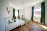 Renovierte 4-Zimmer Wohnung in Top-Lage im 1.OG! Perfekt für Familien oder Paare! - Zimmer 1