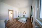 Renovierte 4-Zimmer Wohnung in Top-Lage im 1.OG! Perfekt für Familien oder Paare! - Zimmer 2