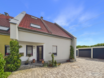 Familienfreundliche Doppelhaushälfte in Postbauer-Heng mit 171 m² in naturnaher Lage, 92353 Postbauer-Heng, Doppelhaushälfte