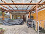 Attraktives Reihenendhaus mit großem Gartenbereich und modernisiertem Zustand in Lauf an der Pegnitz - Überdachte Terrasse