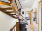 Attraktives Reihenendhaus mit großem Gartenbereich und modernisiertem Zustand in Lauf an der Pegnitz - Treppenhaus 1. OG