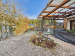 Attraktives Reihenendhaus mit großem Gartenbereich und modernisiertem Zustand in Lauf an der Pegnitz - Überdachte Terrasse / Gartenbereich