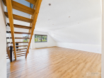 Exklusive Maisonette-Dachgeschosswohnung mit Designerküche, Luxusbad & Studio in Rückersdorf - Wohnzimmer