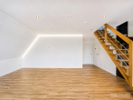 Exklusive Maisonette-Dachgeschosswohnung mit Designerküche, Luxusbad & Studio in Rückersdorf - Wohnzimmer