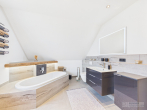 Exklusive Maisonette-Dachgeschosswohnung mit Designerküche, Luxusbad & Studio in Rückersdorf - Badezimmer