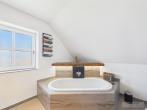 Exklusive Maisonette-Dachgeschosswohnung mit Designerküche, Luxusbad & Studio in Rückersdorf - Badewanne