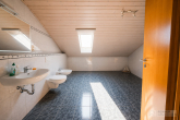 Ein Haus voller Möglichkeiten - Großzügiges Wohnen auf drei Etagen in beliebter Lage von Neumarkt - Badezimmer DG