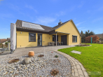 Modernisiertes Einfamilienhaus mit Einliegerwohnung, PV-Anlage und großem Grundstück Nähe Erlangen - Haus Rückansicht