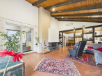 Modernisiertes Einfamilienhaus mit Einliegerwohnung, PV-Anlage und großem Grundstück Nähe Erlangen - Wohnzimmer