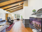 Modernisiertes Einfamilienhaus mit Einliegerwohnung, PV-Anlage und großem Grundstück Nähe Erlangen - Wohnzimmer