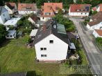 Charmantes Mehrfamilienhaus mit großem Grundstück in ruhiger Lage - Drohnenfoto seitlich