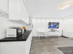 Sanierte 2-Zimmer-Terrassenwohnung mit ca. 4,5 % Mietrendite in top Wohnanlage am Fuße der Rednitz! - Küchen/Wohn und Essbereich