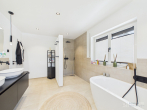 Attraktives Einfamilienhaus in Richtheim – Modern, hochwertig und energieeffizient - Badezimmer_