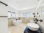 Attraktives Einfamilienhaus in Richtheim – Modern, hochwertig und energieeffizient - Badezimmer