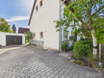 Gepflegte Doppelhaushälfte mit Garten und umfangreichen Modernisierungen in Nürnberg-Ost - Einfahrt/Garage