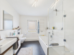 Großer Garten, Erdgeschoss, 4 Zimmer – ein modernes Zuhause mit Seltenheitswert - Badezimmer