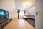 Attraktive Kapitalanlage mit 5 Wohneinheiten und umfangreich saniertem Bestand in Hemhofen - Impression Wohnzimmer
