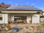 Großzügiges Haus mit großem Grundstück, Weitblick und PV-Anlage in Erlangens Umkreis - Terrasse