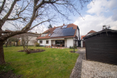 Großzügiges Haus mit großem Grundstück, Weitblick und PV-Anlage in Erlangens Umkreis - Außenbereich mit Gartenhaus