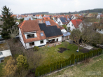 Großzügiges Haus mit großem Grundstück, Weitblick und PV-Anlage in Erlangens Umkreis - Vogelperspektive