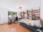 Großzügiges Haus mit großem Grundstück, Weitblick und PV-Anlage in Erlangens Umkreis - Schlafzimmer