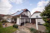 Großzügiges Haus mit großem Grundstück, Weitblick und PV-Anlage in Erlangens Umkreis - Unterdachte Garage