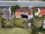 Großzügiges Haus mit großem Grundstück, Weitblick und PV-Anlage in Erlangens Umkreis - Vogelperspektive