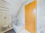 Über 205m² Wohn-Nutzfläche! Doppelhaushälfte in Top-Zustand in verkehrsberuhigter Lage - Badezimmer 1.OG (2)